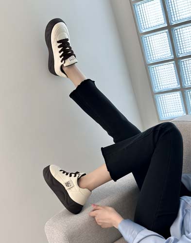 어떤 스타일에도 잘 어울리는 심플하고 모던한 캐주얼화 1A8ZG3